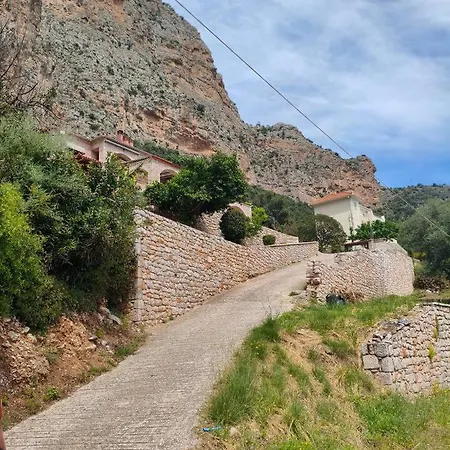 Апартаменты Between The Crags - House